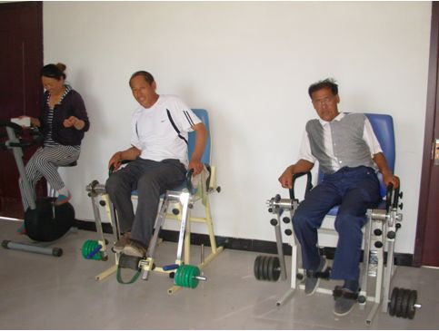 图为大房身镇羊草村组织室内康复训练.jpg