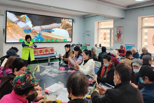 前进街道宇光社区开展“艾草凝情，共制养生锤”手工制作活动图片1.png